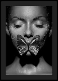 Zwart-wit close-up portret van vrouw met vlinder boven mond-0