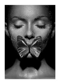 Zwart-wit close-up portret van vrouw met vlinder boven mond-3