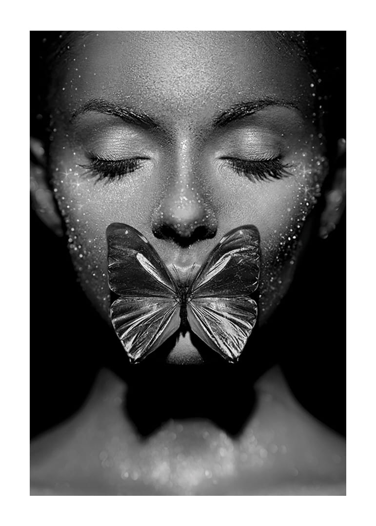 Zwart-wit close-up portret van vrouw met vlinder boven mond-12