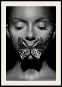 Zwart-wit close-up portret van vrouw met vlinder boven mond-4