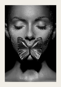 Zwart-wit close-up portret van vrouw met vlinder boven mond-5