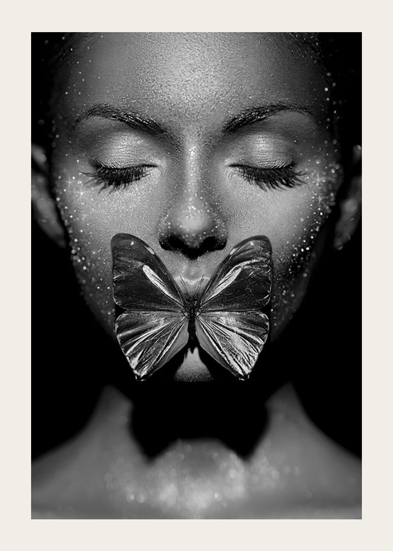 Zwart-wit close-up portret van vrouw met vlinder boven mond-12