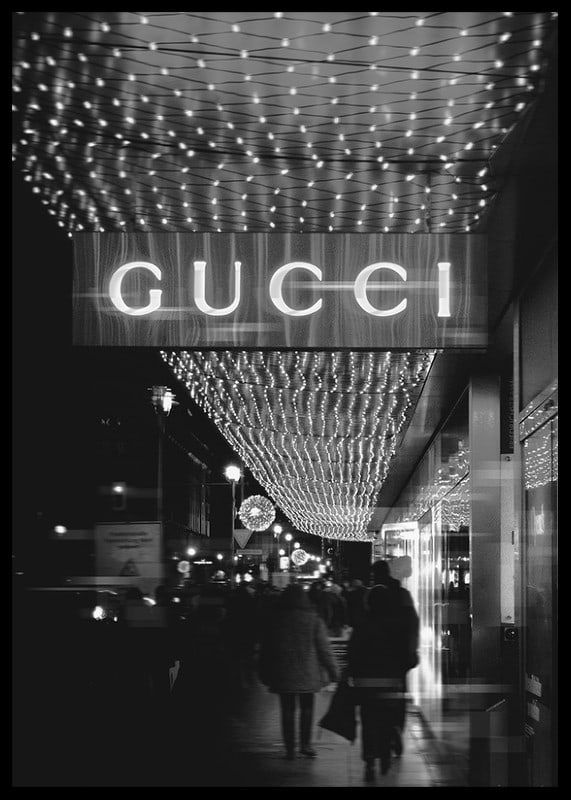 Scena cittadina in bianco e nero con insegna Gucci e luci a stringa-12