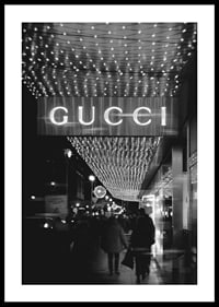 Scena cittadina in bianco e nero con insegna Gucci e luci a stringa-0