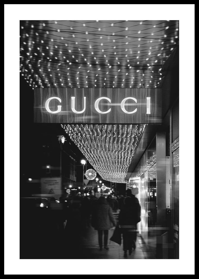 Scena cittadina in bianco e nero con insegna Gucci e luci a stringa-12