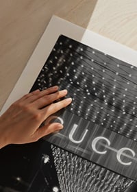 Scena cittadina in bianco e nero con insegna Gucci e luci a stringa-9