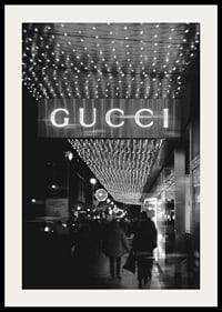 Scena cittadina in bianco e nero con insegna Gucci e luci a stringa-2