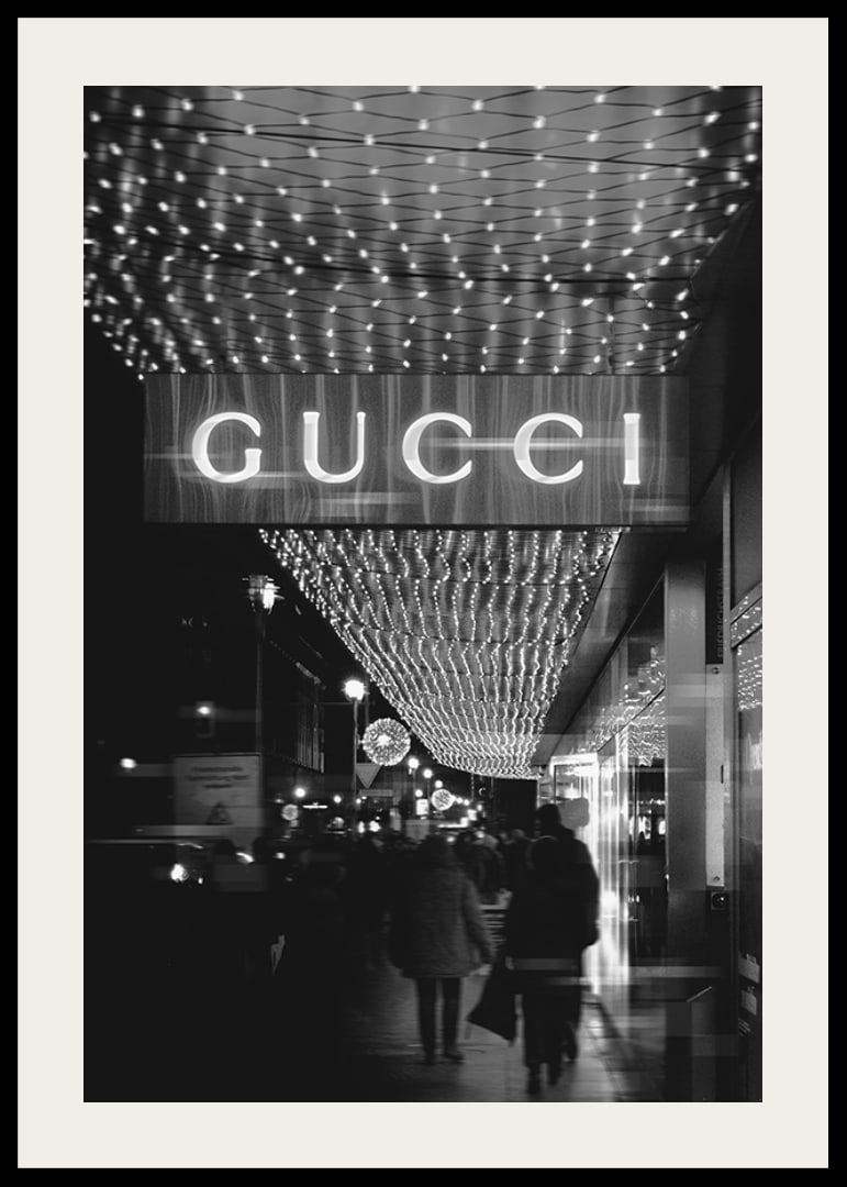 Scena cittadina in bianco e nero con insegna Gucci e luci a stringa-12