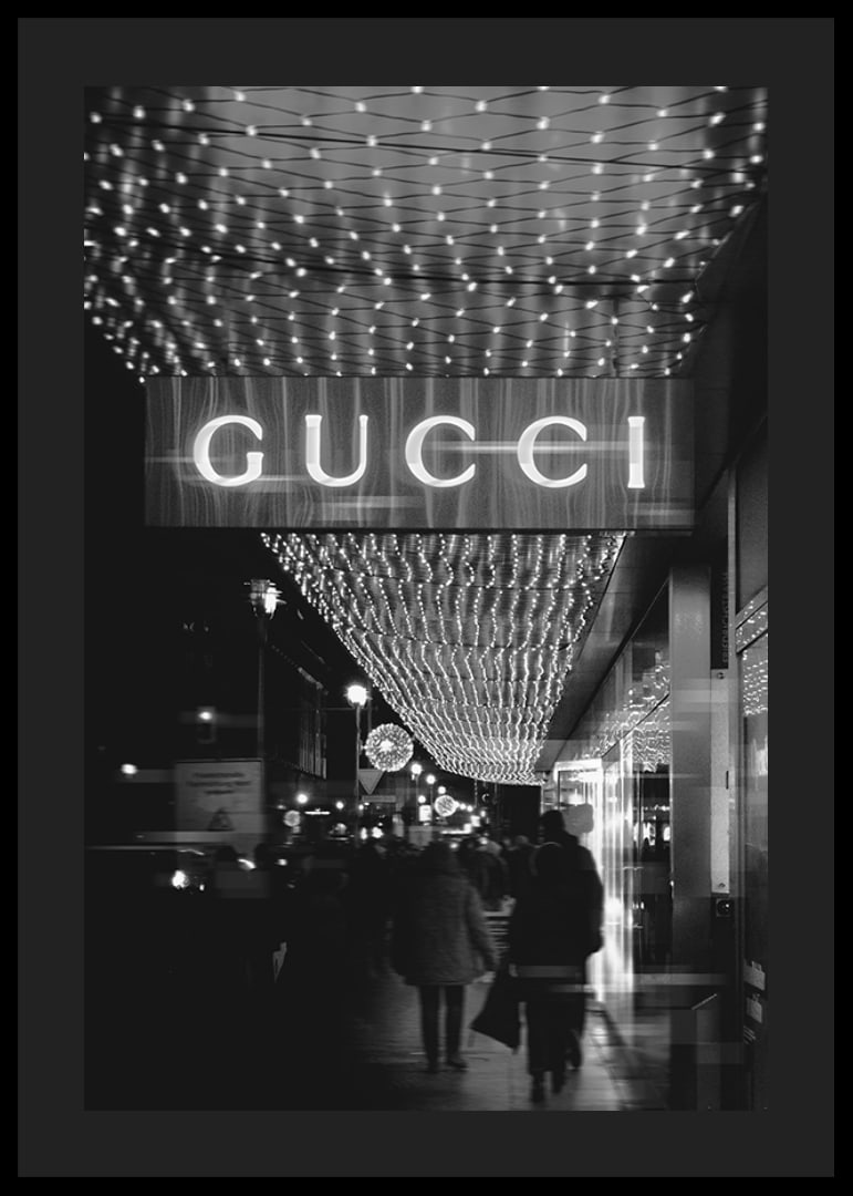 Scena cittadina in bianco e nero con insegna Gucci e luci a stringa-12