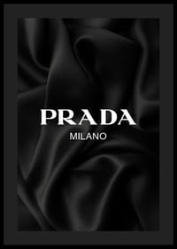 Testo in bianco e nero con Prada Milano su raso plissettato-0