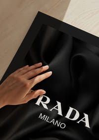 Testo in bianco e nero con Prada Milano su raso plissettato-9