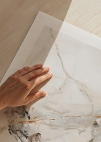 Abstrakt mönster av ljus marmor med grå och beige ådring-9