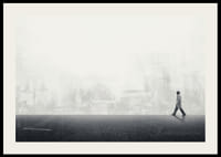 Iliustruotas vyras, einantis tuščia gatve, su pilkos spalvos miesto siluetu-2