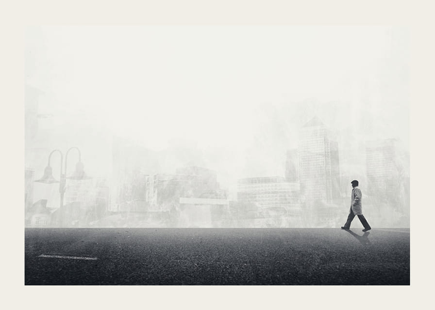 Iliustruotas vyras, einantis tuščia gatve, su pilkos spalvos miesto siluetu-12