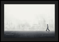 Iliustruotas vyras, einantis tuščia gatve, su pilkos spalvos miesto siluetu-4