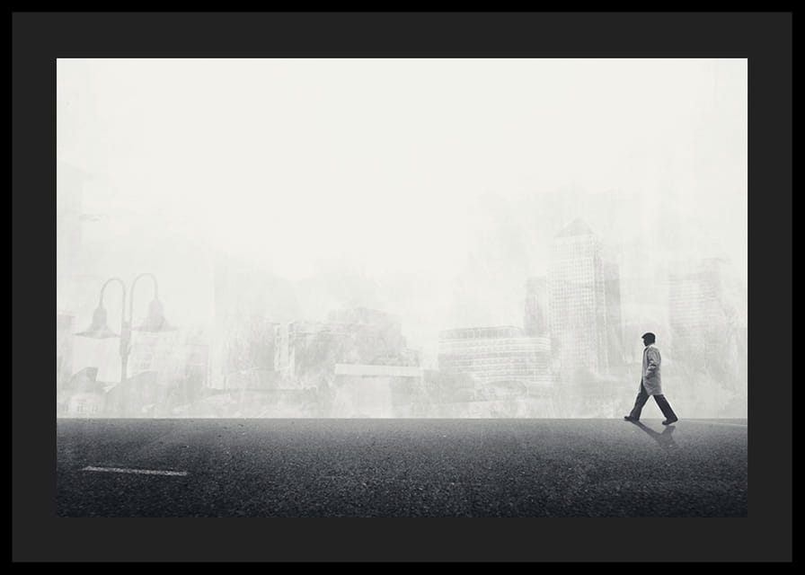 Iliustruotas vyras, einantis tuščia gatve, su pilkos spalvos miesto siluetu-12