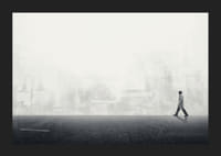 Iliustruotas vyras, einantis tuščia gatve, su pilkos spalvos miesto siluetu-5