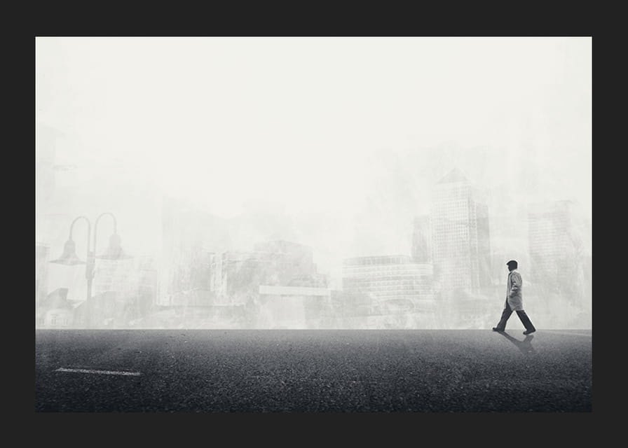 Iliustruotas vyras, einantis tuščia gatve, su pilkos spalvos miesto siluetu-12