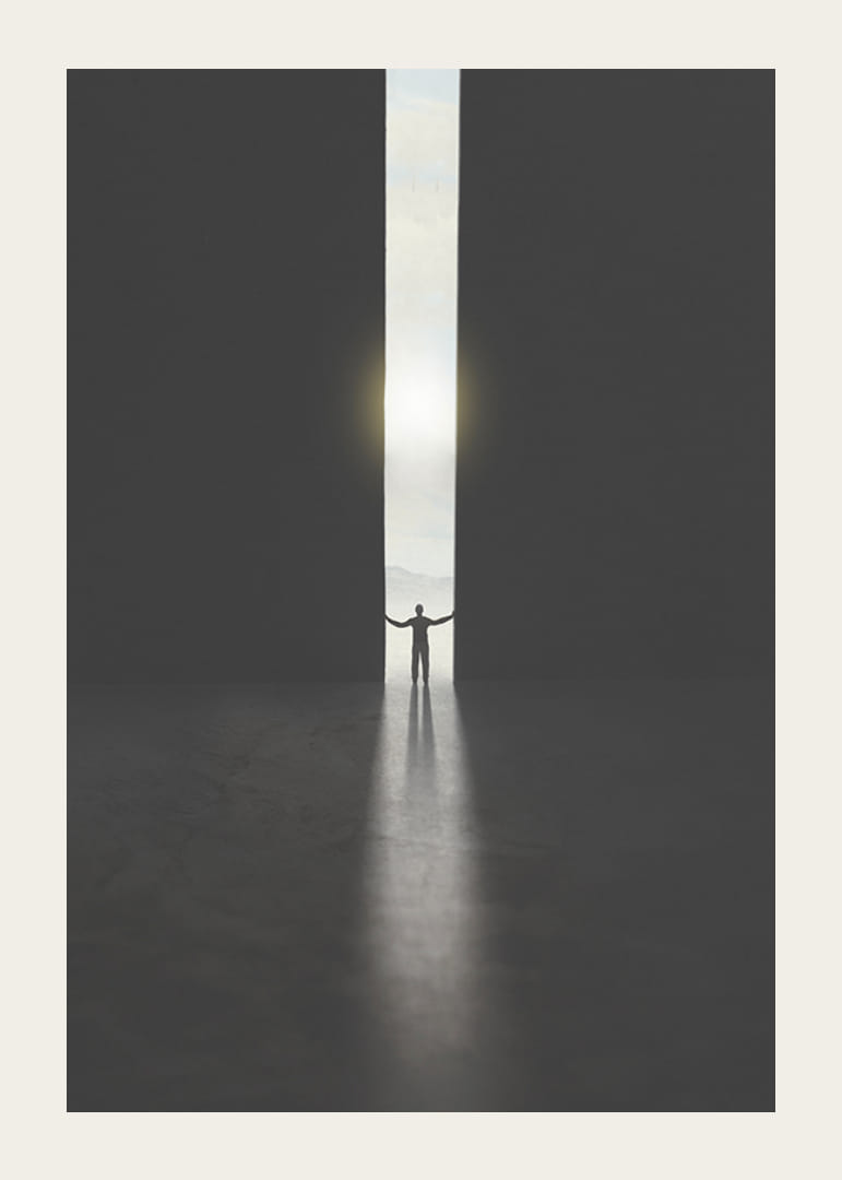 Silhouette eines Mannes, der dunkle Türen zum Licht öffnet-12