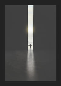 Silhouette eines Mannes, der dunkle Türen zum Licht öffnet-5