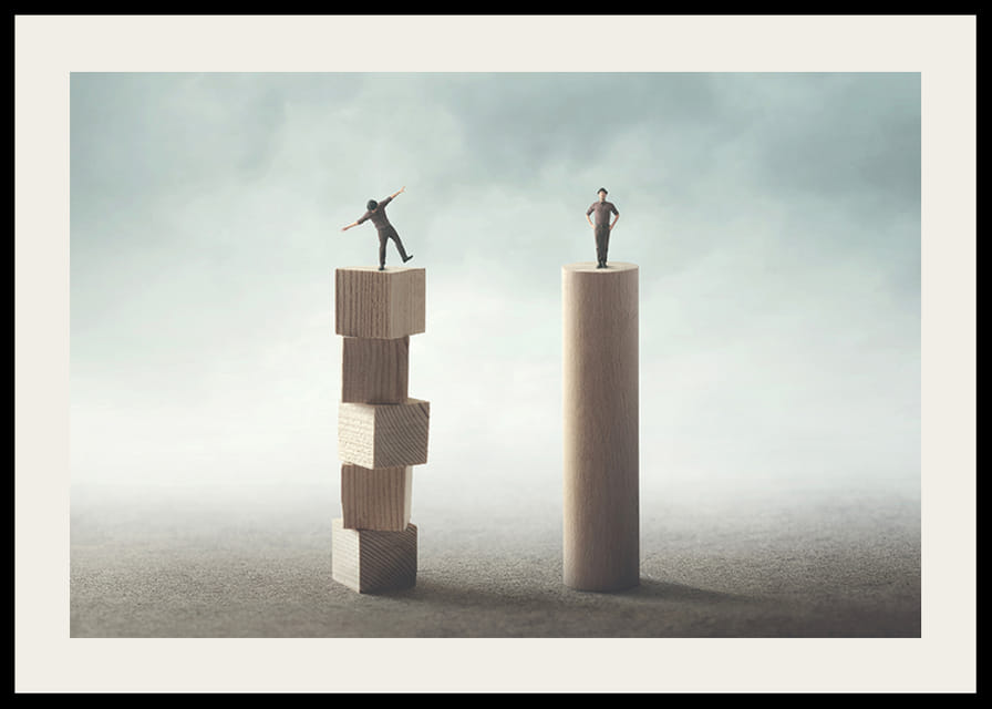Kaksi ihmistä tasapainoilee puisilla pylväillä harmaata taustaa vasten-12