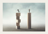 Kaksi ihmistä tasapainoilee puisilla pylväillä harmaata taustaa vasten-3