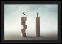 Kaksi ihmistä tasapainoilee puisilla pylväillä harmaata taustaa vasten-4