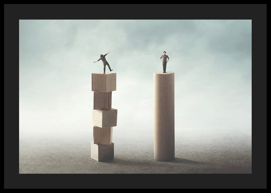 Kaksi ihmistä tasapainoilee puisilla pylväillä harmaata taustaa vasten-12