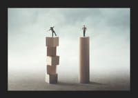 Kaksi ihmistä tasapainoilee puisilla pylväillä harmaata taustaa vasten-5