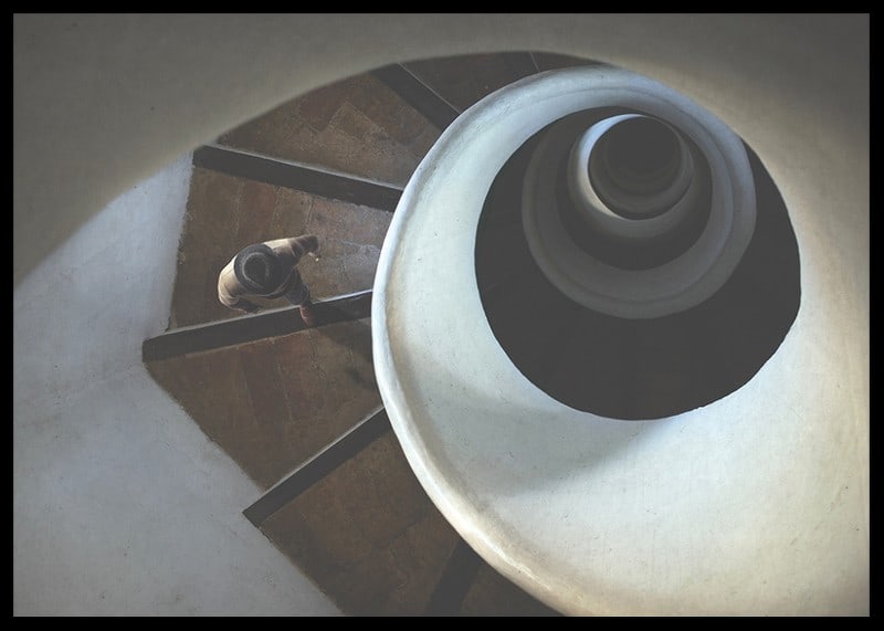 Surrealistisk spiraltrappa ovanifrån i dova, jordiga toner-12