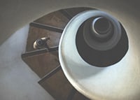 Surrealistisk spiraltrappa ovanifrån i dova, jordiga toner-7