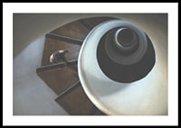 Surrealistisk spiraltrappa ovanifrån i dova, jordiga toner-0
