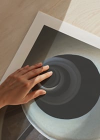 Surrealistisk spiraltrappa ovanifrån i dova, jordiga toner-9