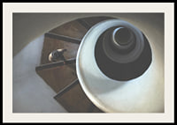 Surrealistisk spiraltrappa ovanifrån i dova, jordiga toner-2