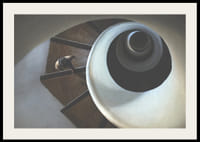 Surrealistické točité schodisko zhora v tlmených, zemitých tónoch-2