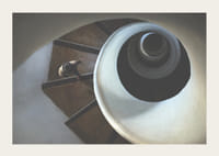 Surrealistické točité schodisko zhora v tlmených, zemitých tónoch-3