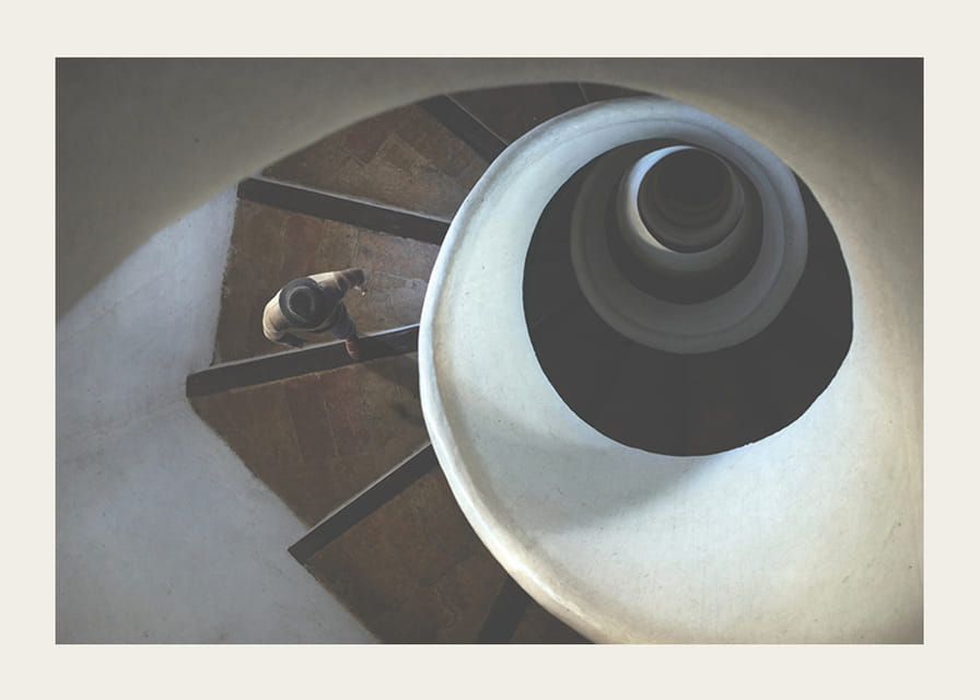 Surrealistické točité schodisko zhora v tlmených, zemitých tónoch-12