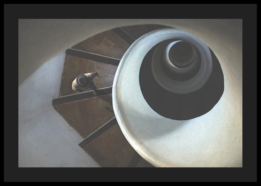 Surrealistické točité schodisko zhora v tlmených, zemitých tónoch-12