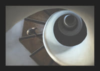 Surrealistické točité schodisko zhora v tlmených, zemitých tónoch-5