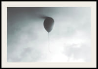 Globo surrealista contra un cielo gris claro con nubes-2