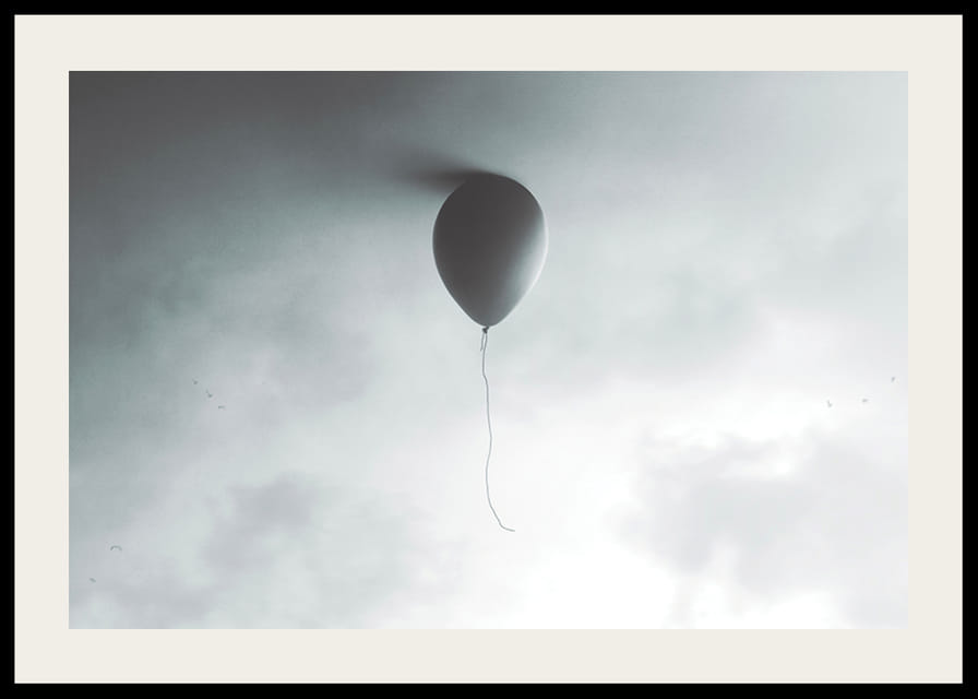 Globo surrealista contra un cielo gris claro con nubes-12