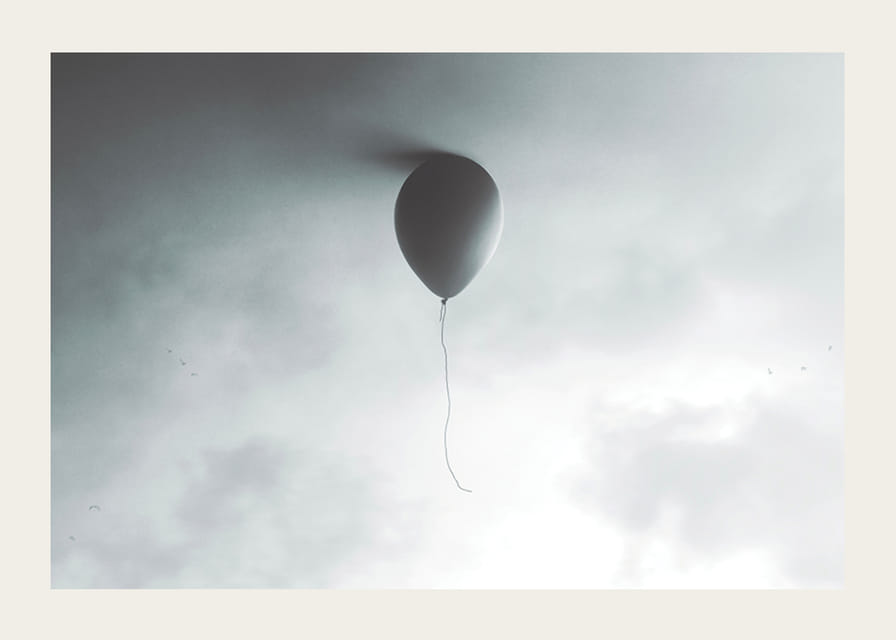 Globo surrealista contra un cielo gris claro con nubes-12