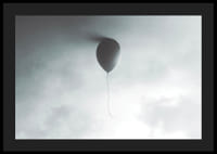 Globo surrealista contra un cielo gris claro con nubes-4