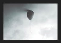 Globo surrealista contra un cielo gris claro con nubes-5