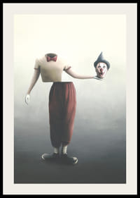 Payaso surrealista con cabeza cortada en la mano, colores suaves.-2