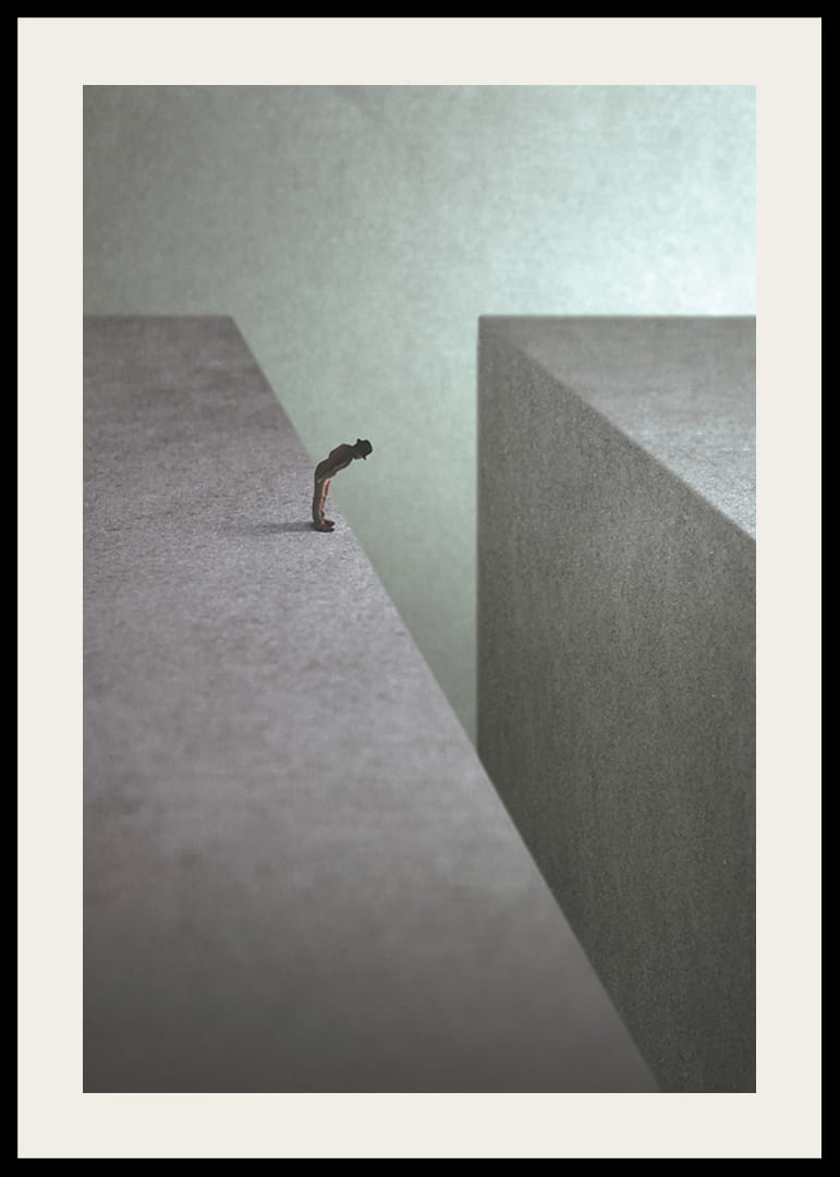 Ilustrowany mężczyzna na skraju szerokiego wąwozu w odcieniach szarości-12