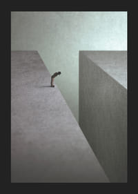 Ilustrowany mężczyzna na skraju szerokiego wąwozu w odcieniach szarości-5