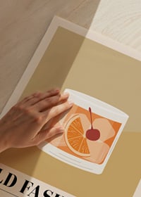 Grafisk illustration av old fashioned-drink med apelsin och körsbär-3