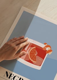 Ilustrēti Negroni glāzē ar apelsīna šķēli uz zila fona-3