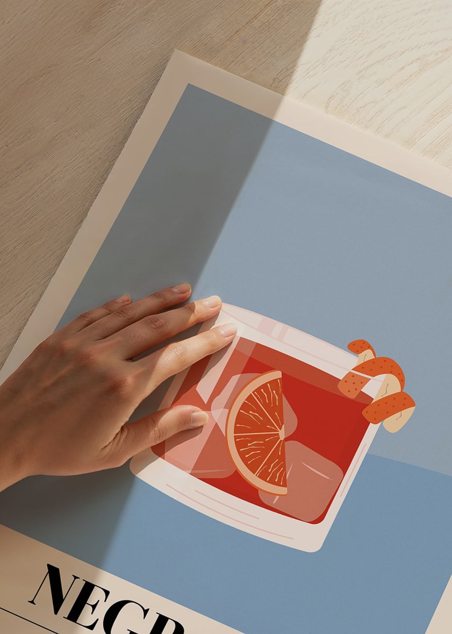 Ilustrēti Negroni glāzē ar apelsīna šķēli uz zila fona-12